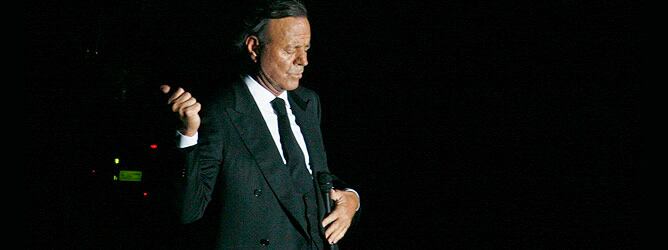 Julio Iglesias, durante una actuación