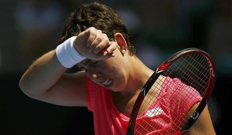 La española Carla suárez, sin opciones en su partido del Open de Australia contra la polaca Agnieszka Radwanska.