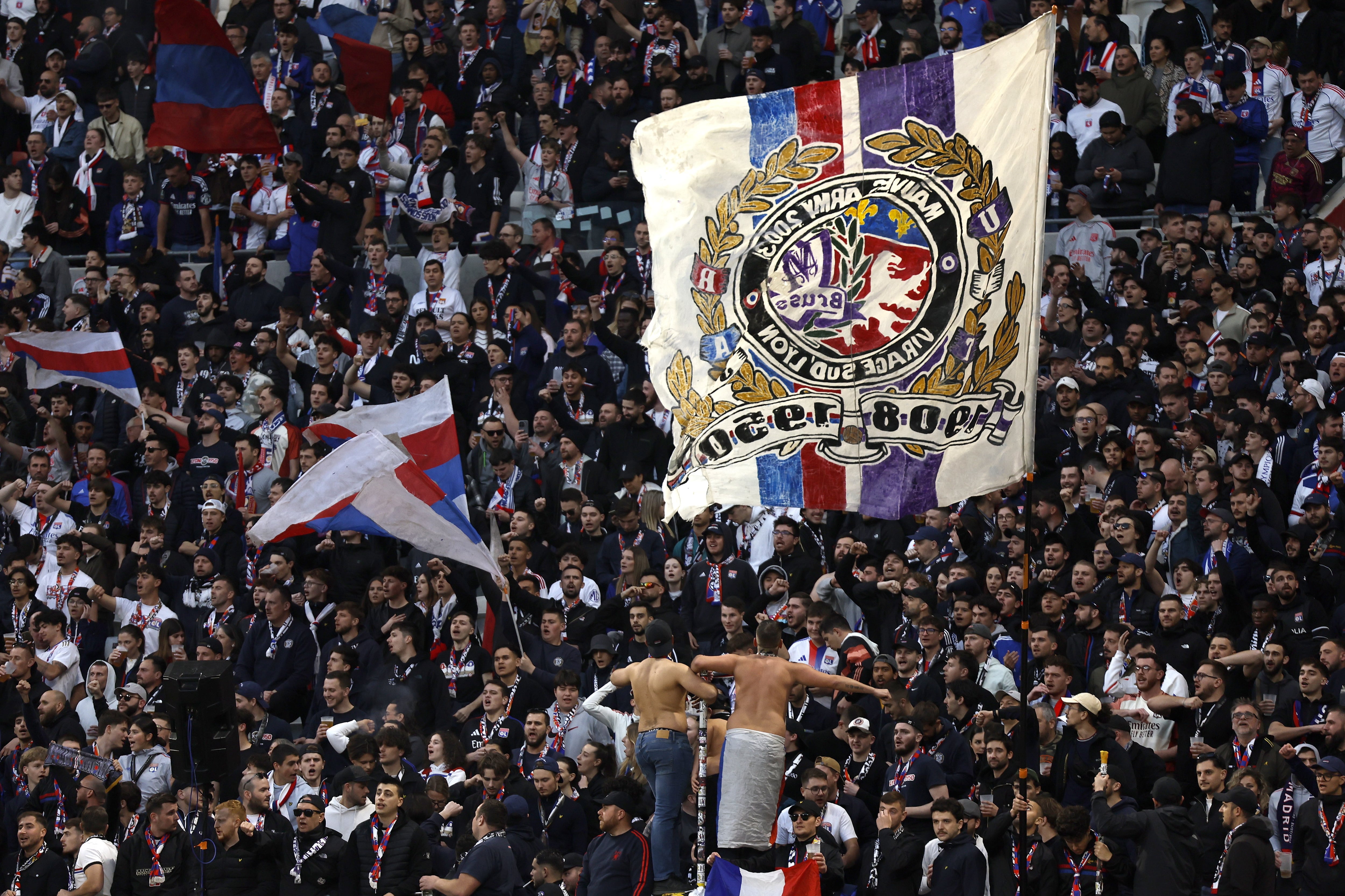 Aficionados del Olympique de Lyon durante el partido contra el Celta de Vigo