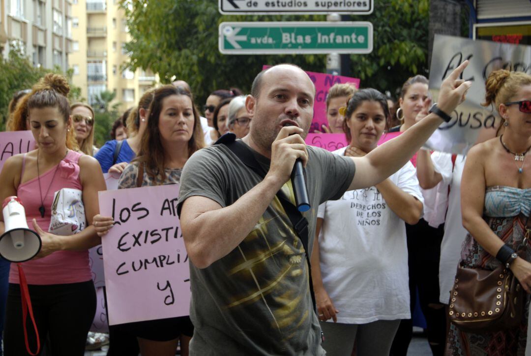 Juan Antonio Prieto micrófono en mano retaba al alcalde a cumplir con su compromiso con el mantenimiento de los colegios.