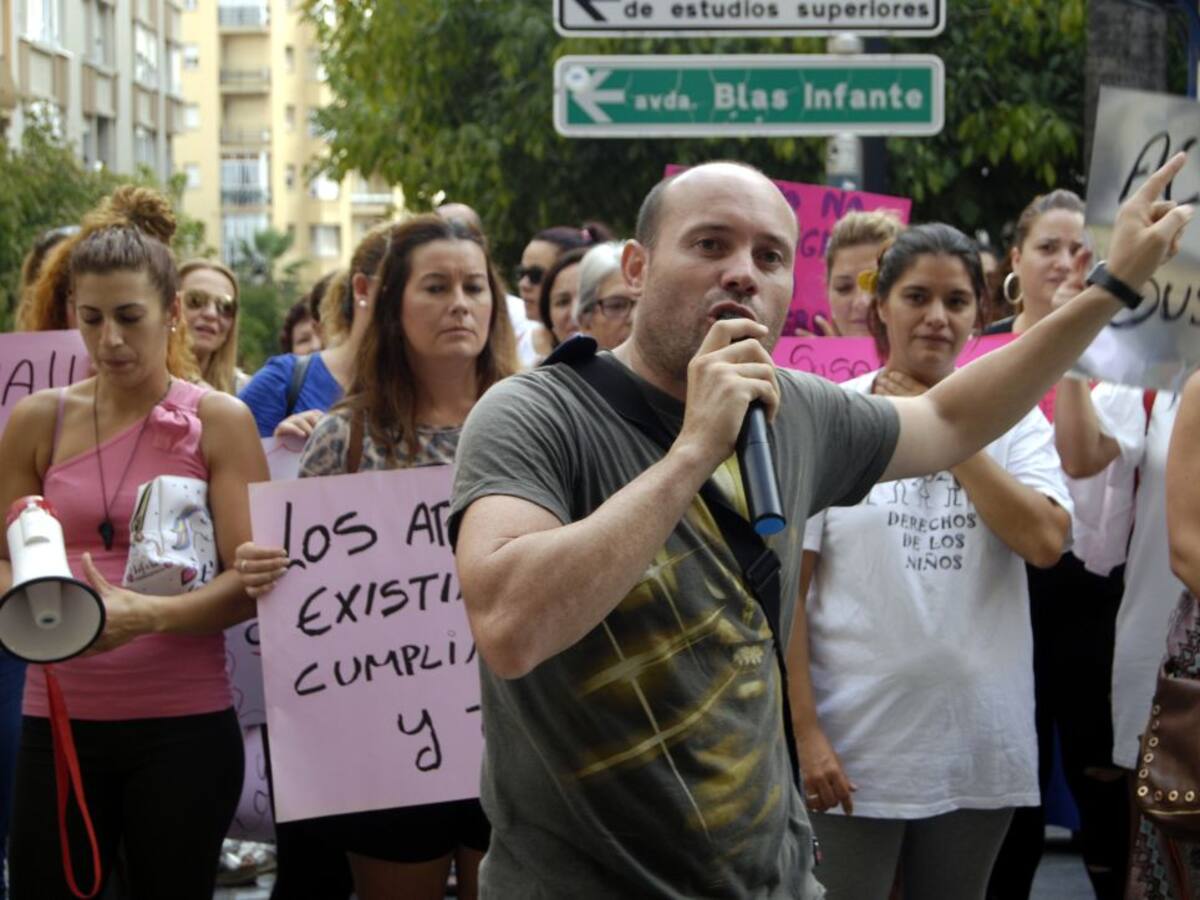 Los padres se manifiestan por el estado de los colegios en Algeciras