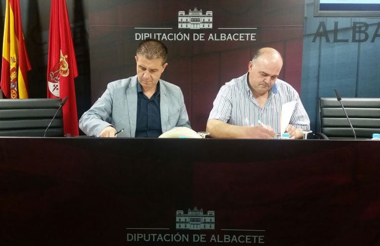 Firma del convenio entre Santiago Cabañero y Juan Sánchez