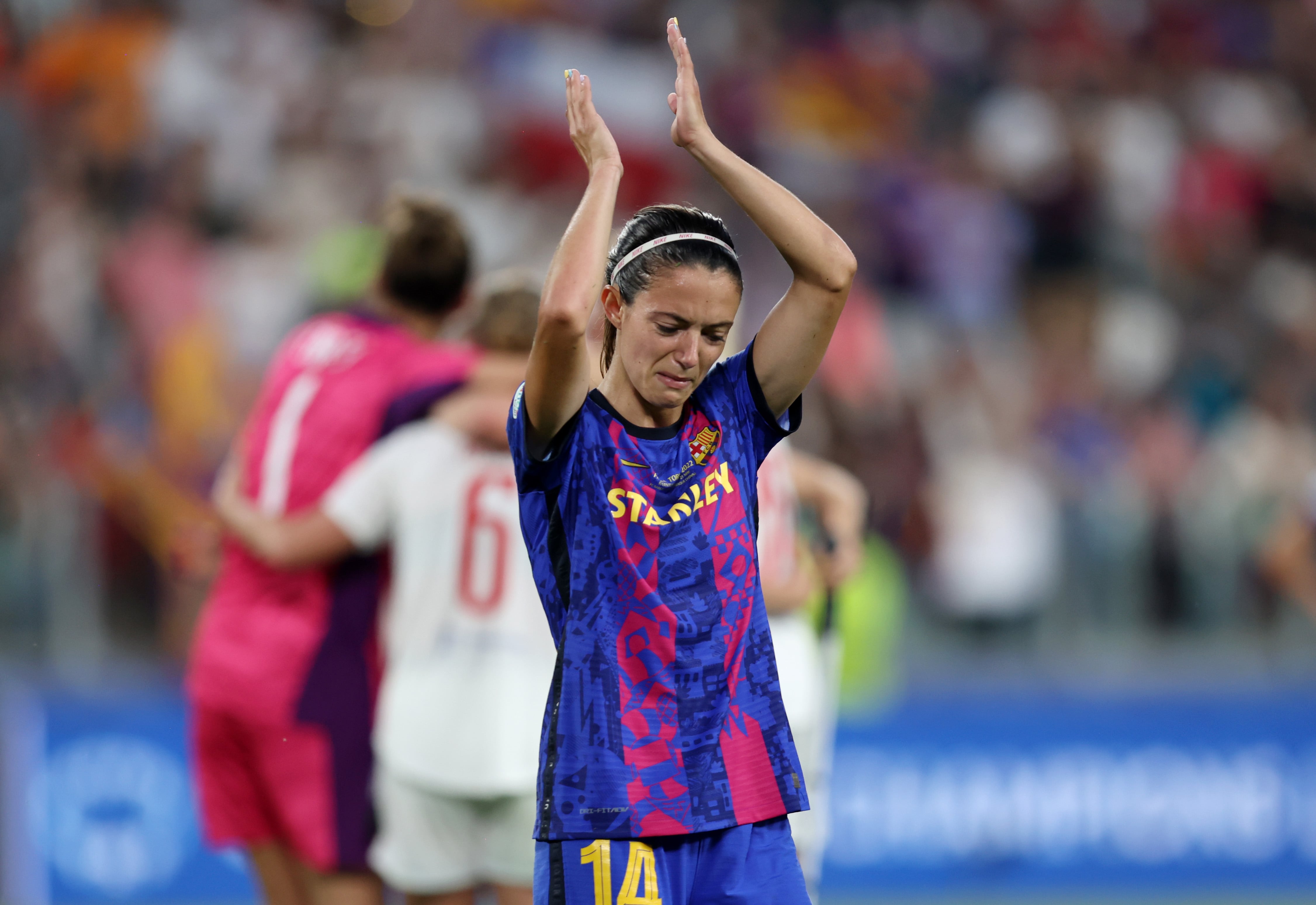 Patricia Guijarro aplaude a los aficionados tras el pitido final.