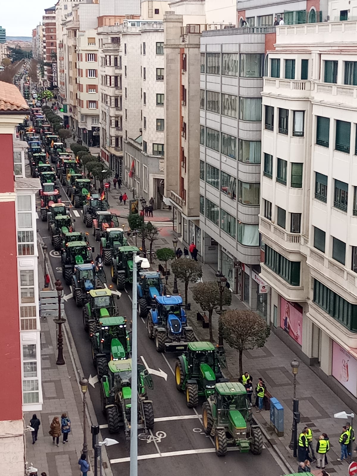 La cabeza de la tractorada al llegar a la plaza del Cid. / Foto: Radio Castilla