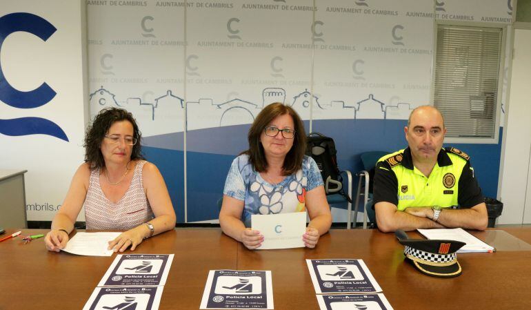 La regidora Yolanda Quílez, l'alcaldessa Camí Mendoza i el cap de la Policia Local, Josep Muñoz