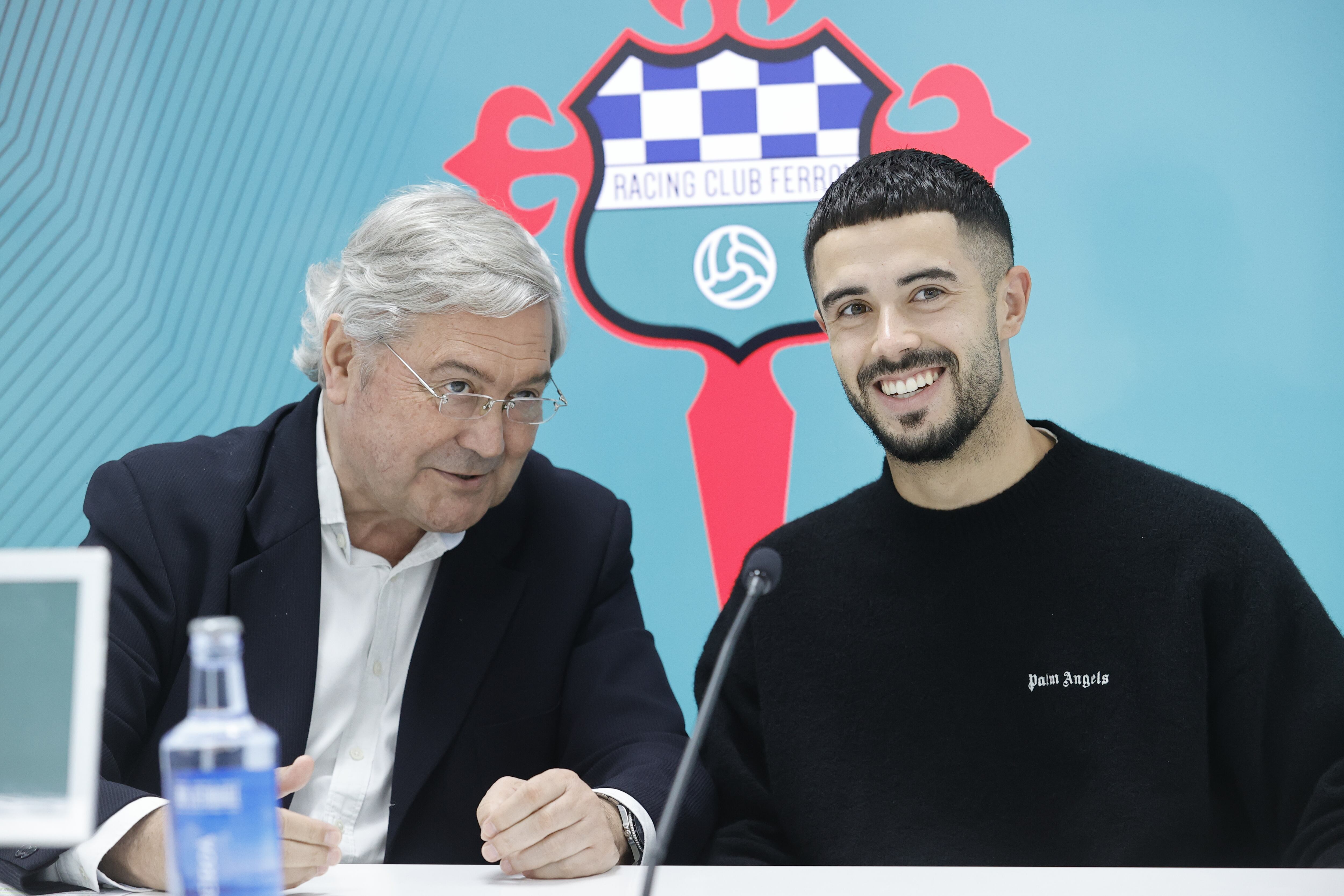 Álvaro Sanz, en su presentación junto a Manuel Ansede, presidente del Racing, este martes en A Malata (foto: Kiko Delgado / EFE)