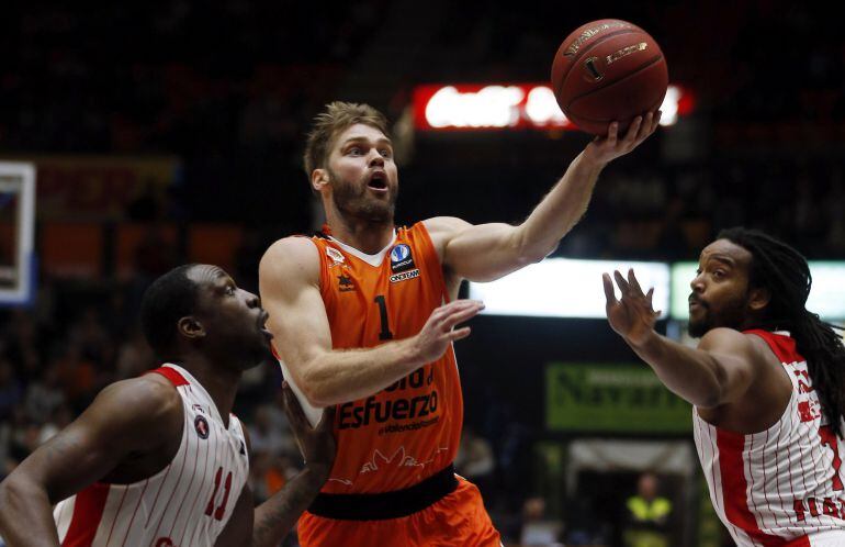  El escolta del Valencia Basket, Jon Stefansson, trata de vencer la oposición de los jugadores del SLUC Nancy, Flo Pietrus (i) y Randal Falker, durante el partido de la sexta jornada de la fase inicial de la Eurocopa que disputan esta noche en el pabellón Fuente San Luis. EFE-Kai Försterling