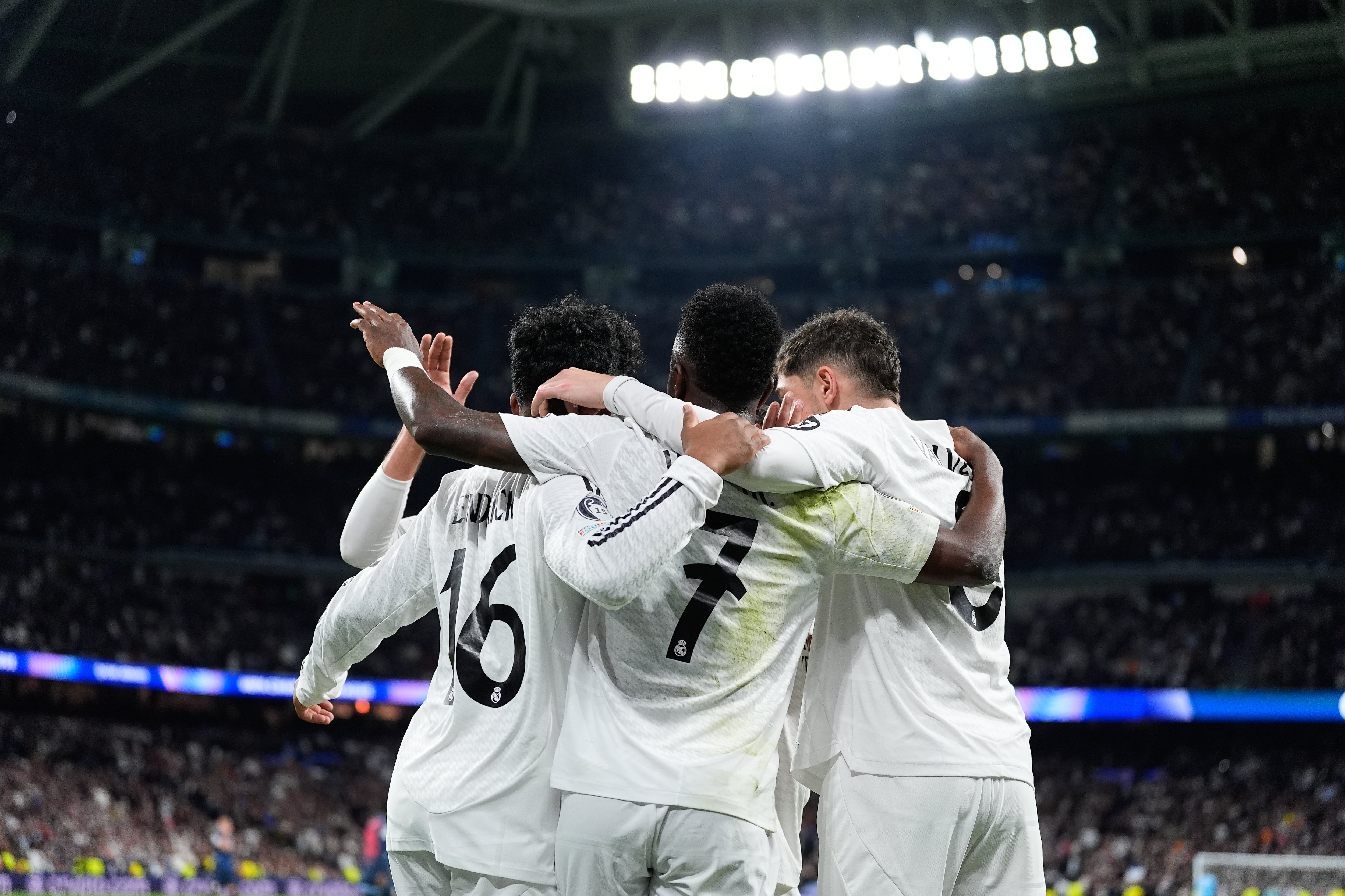 Los jugadores del Real Madrid celebran un gol en la primera fase de la Champions League ante el RB Salzburg