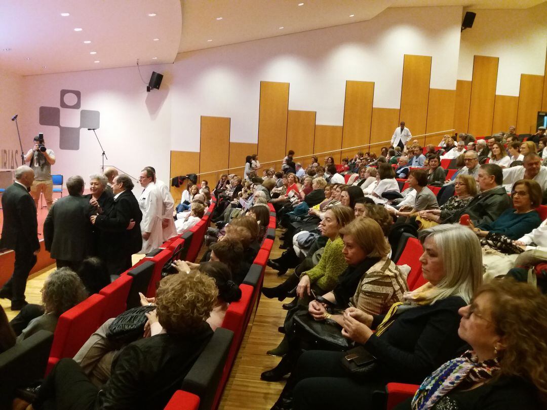 El último contigente de trabajadores jubilados en la sanidad asturiana durante 2018 han sido despedidos en un acto de homenaje celebrado este jueves en el HUCA.