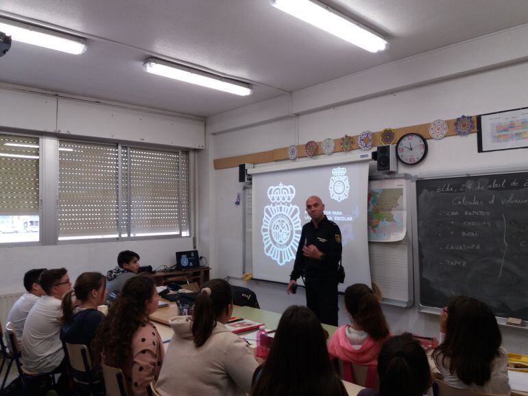 Las charlas pretenden orientar sobre el buen uso de las redes sociales 