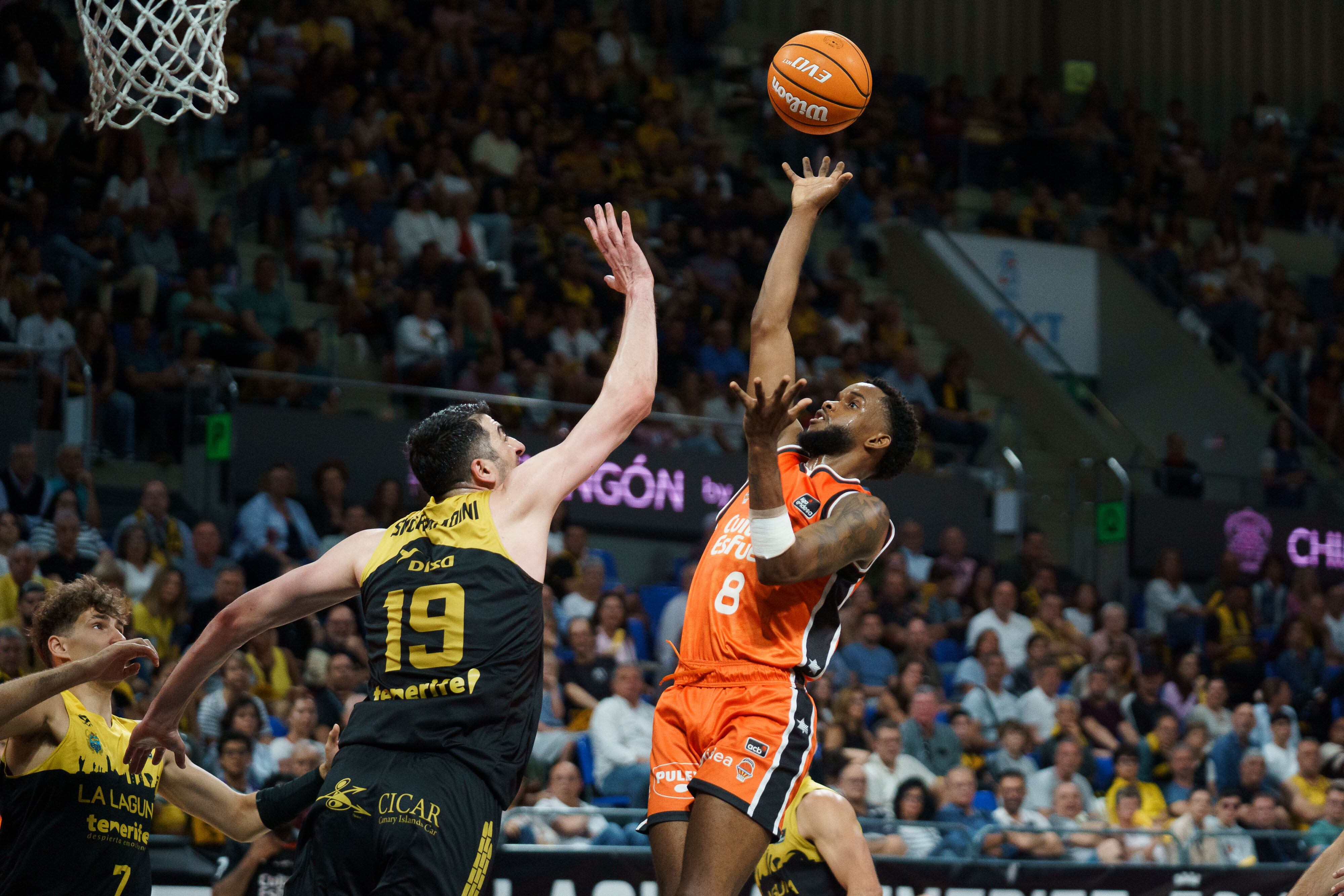 GRAFCAN243. LA LAGUNA (TENERIFE), 25/05/2025.- El base del Valencia Basket Jean Montero (d) y el pívot de La Laguna Tenerife Gio Shermadini (i) durante el partido de la jornada 33 de la Liga Endesa, que se disputó este domingo en el pabellón Santiago Martín de La Laguna (Tenerife) EFE/Ramón de la Rocha