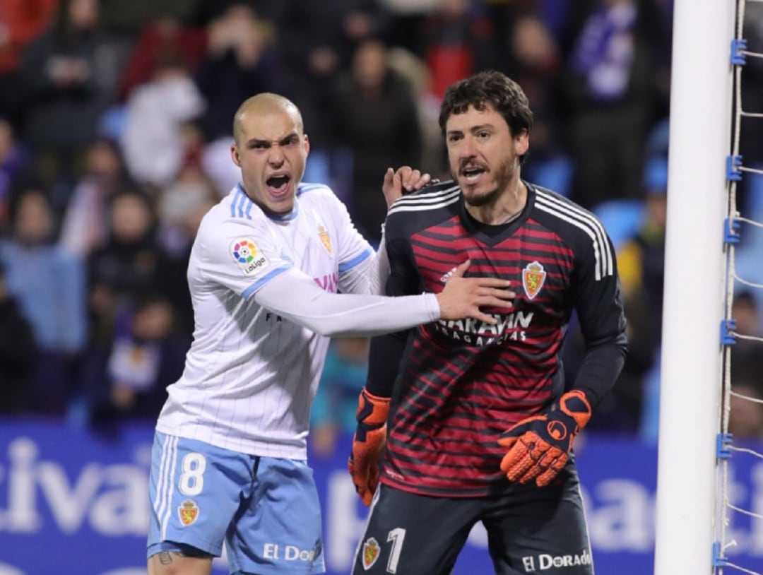 Cristian Álvarez, junto a Pombo, en un partido en La Romareda