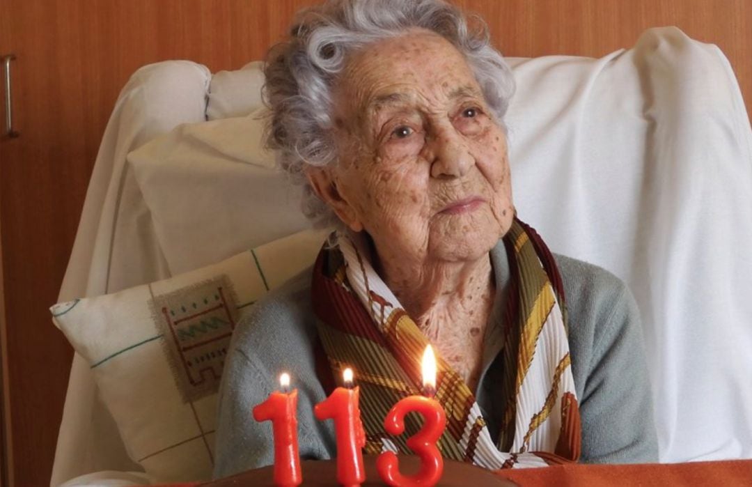 Maria Branyas en la celebración de su 113 cumpleaños el pasado 4 de marzo, la última vez que su familia pudo visitarla en la residencia en la que vive y donde ha supera el virus tras semanas aislada.