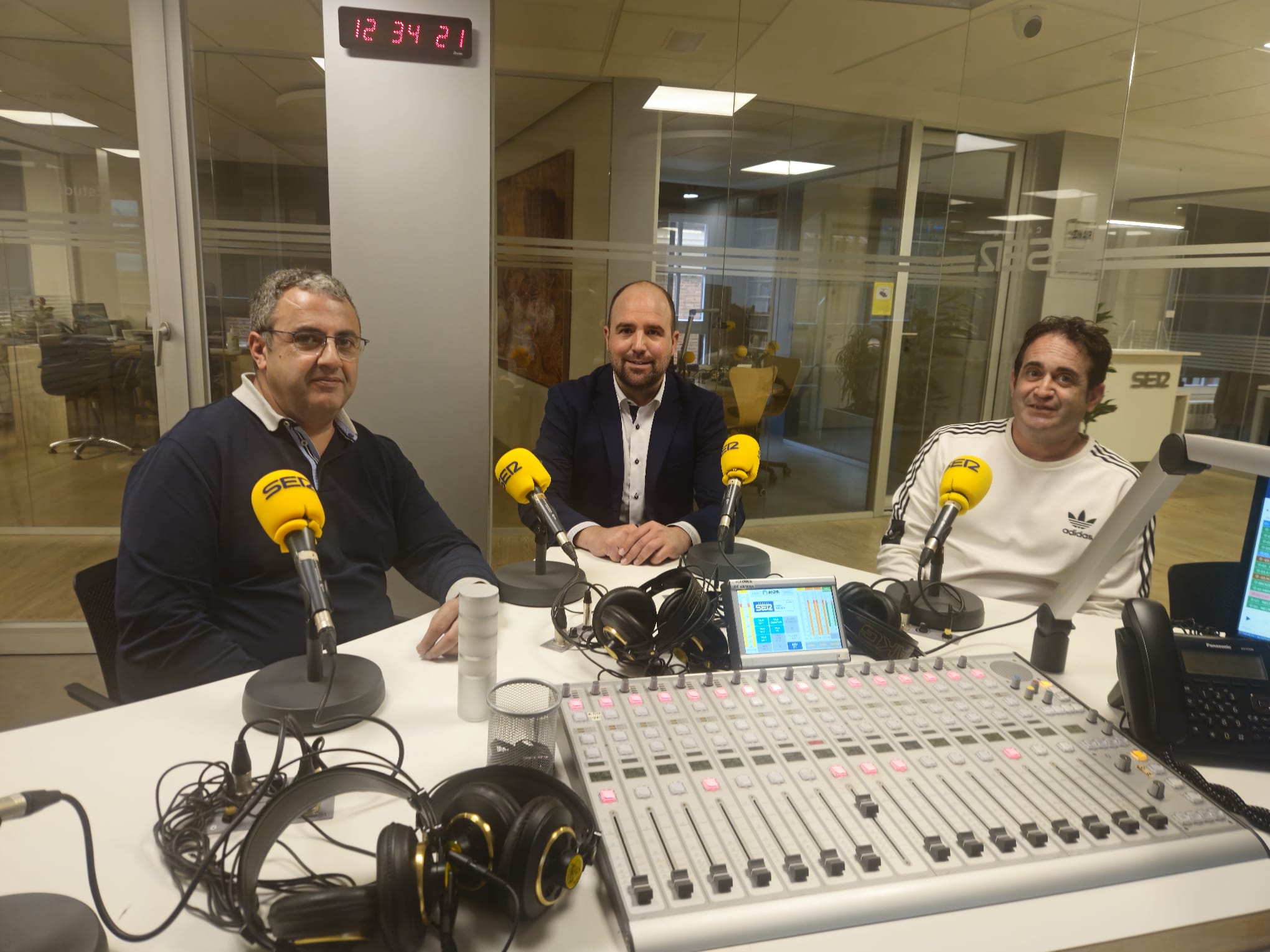 Ángel Rocha, Vicente Holgueras y Sergio Ortega en el estudio de la Cadena SER de Aranda