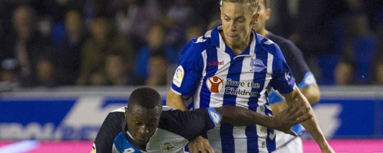 El delantero colombiano del Deportivo de la Coruña, Marlos Moreno, disputa un balón con el centrocampista del Alavés, Marcos Llorente