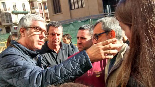 L'alcalde Ballesteros conversant amb alguns dels botiguers de l'entorn.