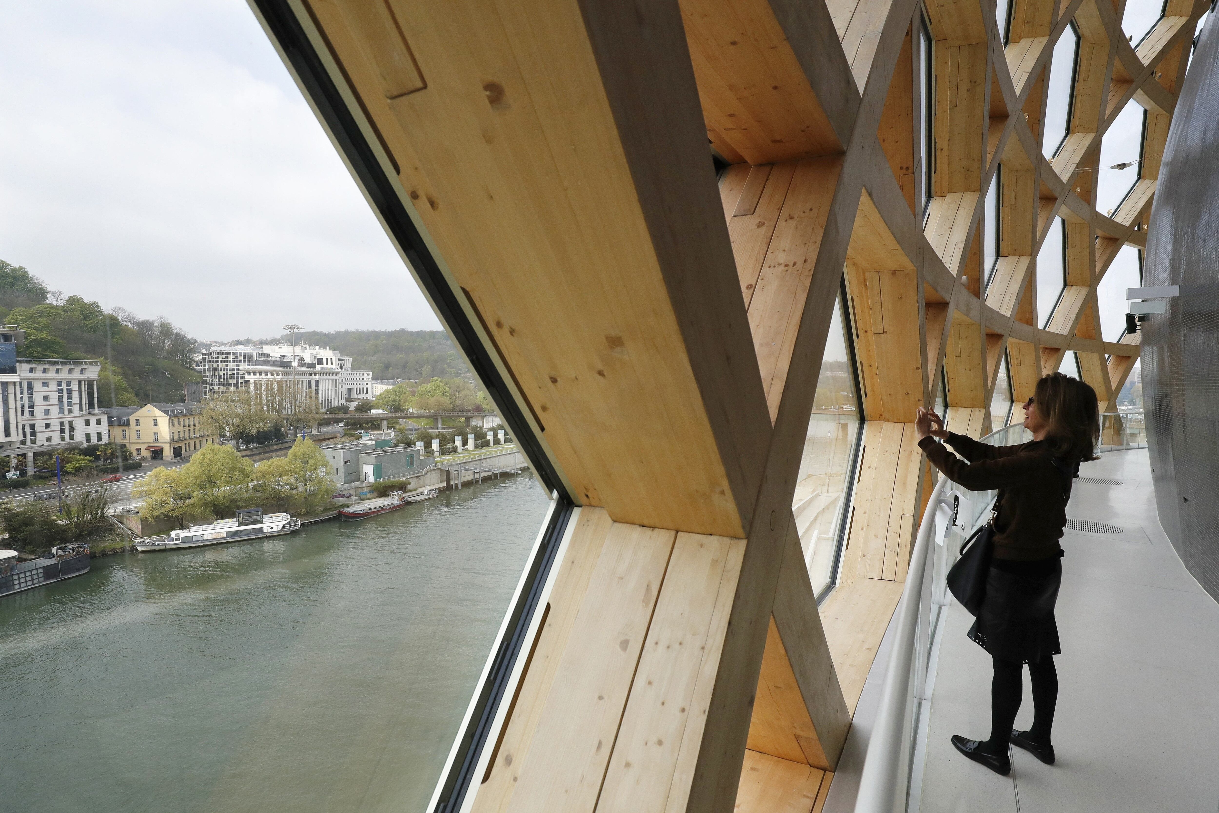 Un visitante camina bajo la cúpula del centro cultural y musical &#039;La Seine Musicale&#039;, diseñado por los arquitectos Shigeru Ban y Jean de Gastine.