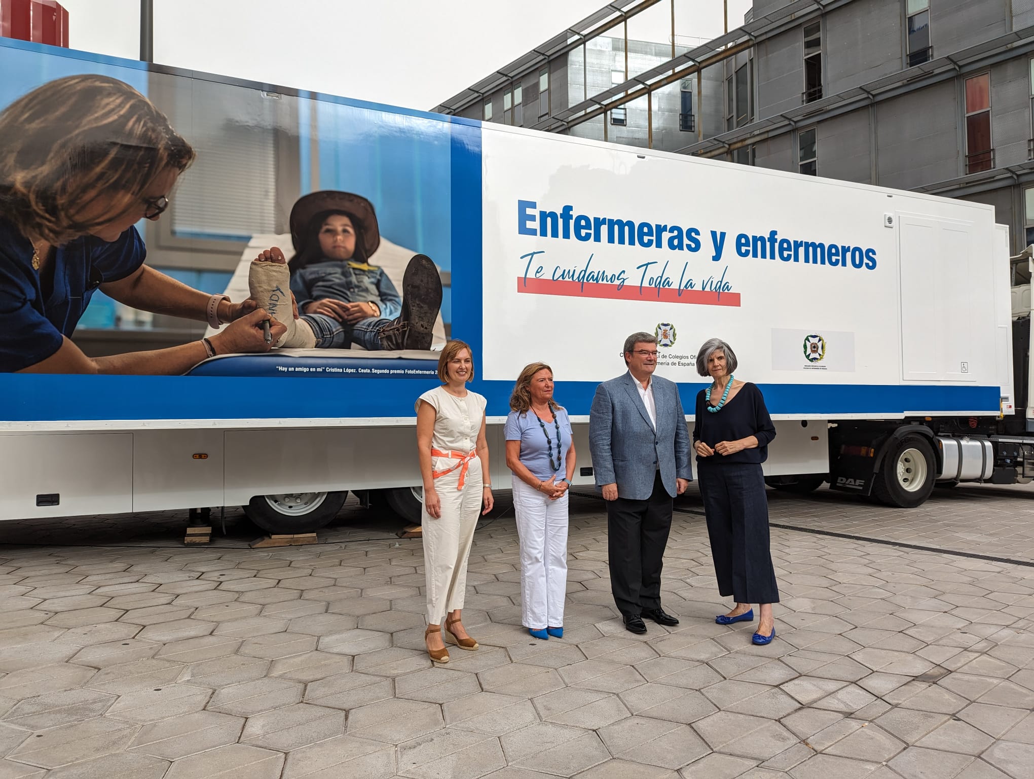 Amaia Antxustegi, Gotzone Sagardui, Juan Mari Aburto y María José García Etxaniz frente al tráiler enfermero situado en Bilbao. / Radio Bilbao