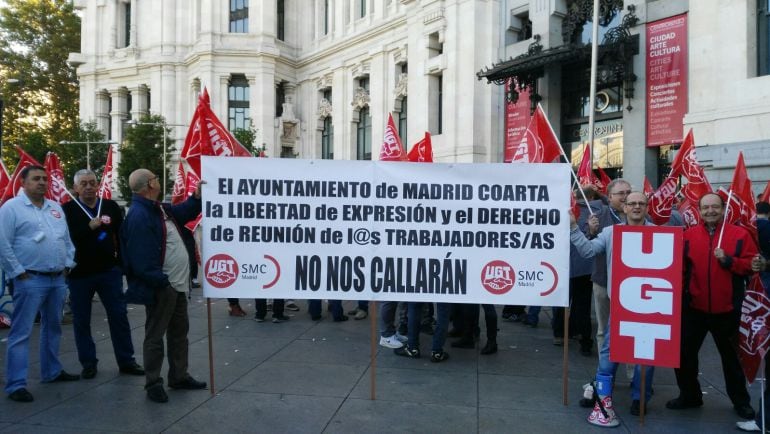 Trabajadores del Hotel Princesa se concentran ante las puertas del Ayuntamiento en Cibeles