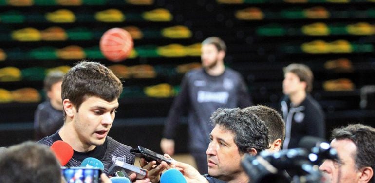 GRA347. BILBAO, 03/03/2015.- El jugador del Bilbao Basket Dejan Todorovic (i) realiza declaraciones, hoy después del entrenamiento del equipo en el Bilbao Arena, tras ser protagonista en el último partido por una trifulca con el Laboral Kutxa. Todorovic ha lamentado &quot;profundamente&quot; los incidentes y la multitudinaria pelea con la que concluyó el derbi vasco frente y ha pedido además &quot;disculpas a los aficionados&quot;, según una nota publicada en la web del club bilbaíno. EFE/Luis Tejido