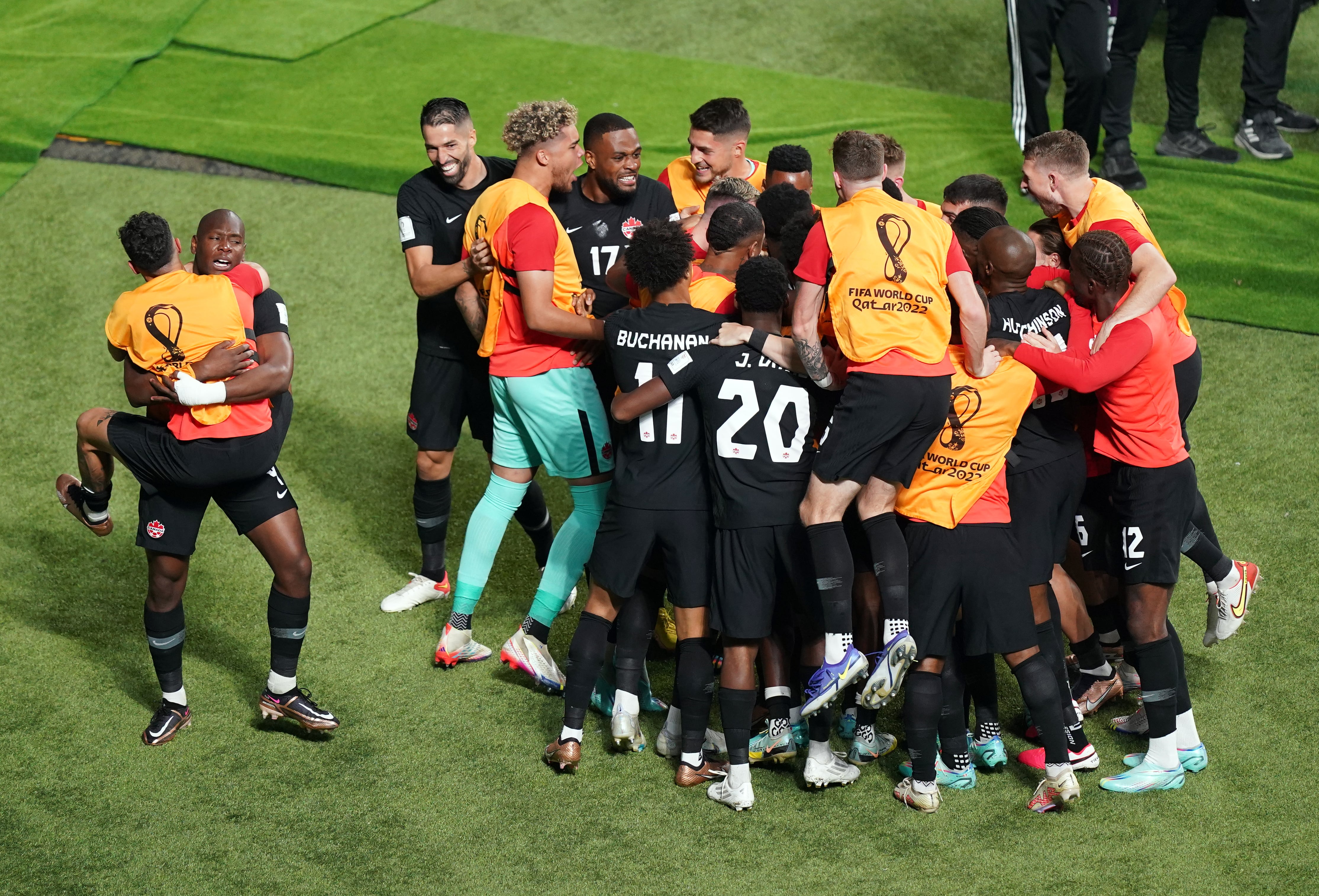 Alphonso Davies, junto con sus compañeros, celebran el gol ante Croacia