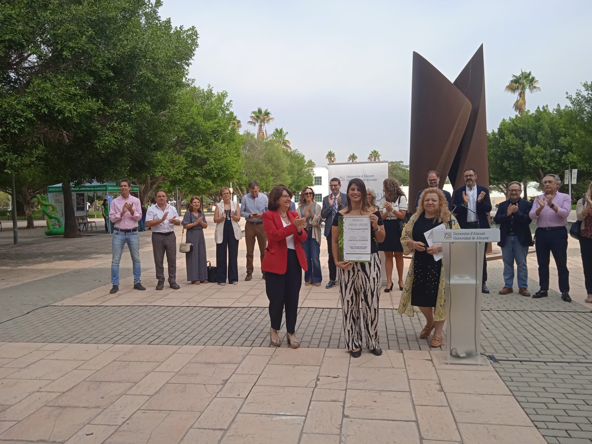 La rectora de la UA, Amparo Navarro (la primera por la izquierda en primer plano) en el acto de entrega del premio del concurso “Un lema para la UA” y de los actos de la Bienvenida UA