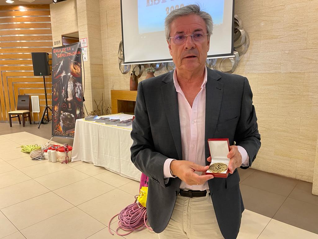 Eduardo Oliver posa con la medalla de oro entregada por el Grupo de Espeleología de Villacarrillo.