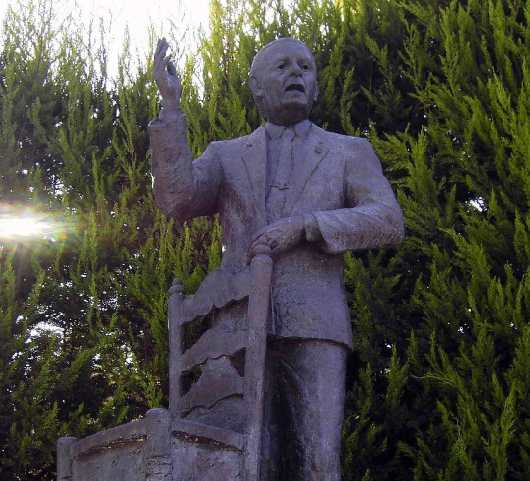 Monumento a Paco Toronjo