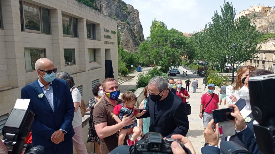 José Luis Perales atendiendo al público en el que acto en el que se dio su nombre al Teatro Auditorio de Cuenca