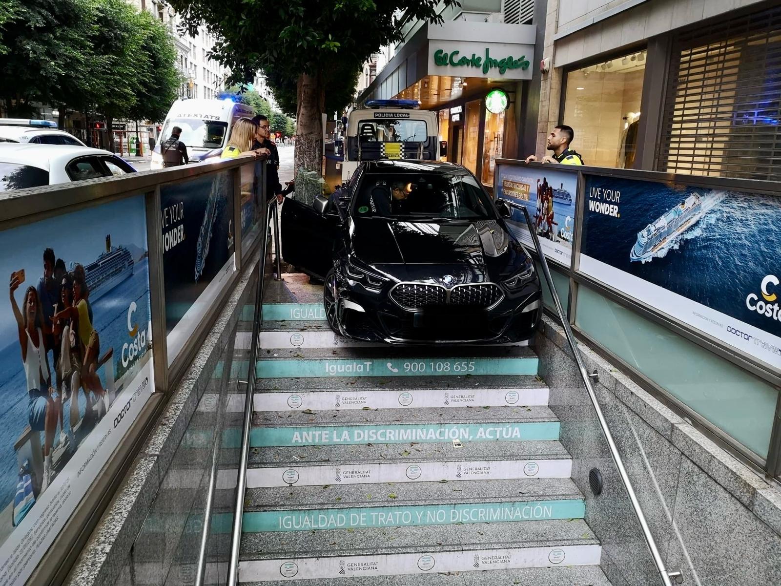 Un conductor ebrio empotra su coche contra la parada de metro de Colón en València.