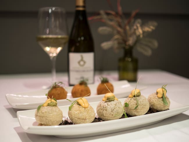 Panipuri de fuet de solomillo ibérico con crema de aguacate y sriracha