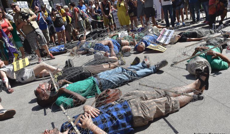 Una cadena humana como acto simbólico delante del Congreso de los Diputados daba el pistoletazo de salida a la Caravana &#039;Abriendo Fronteras&#039;.