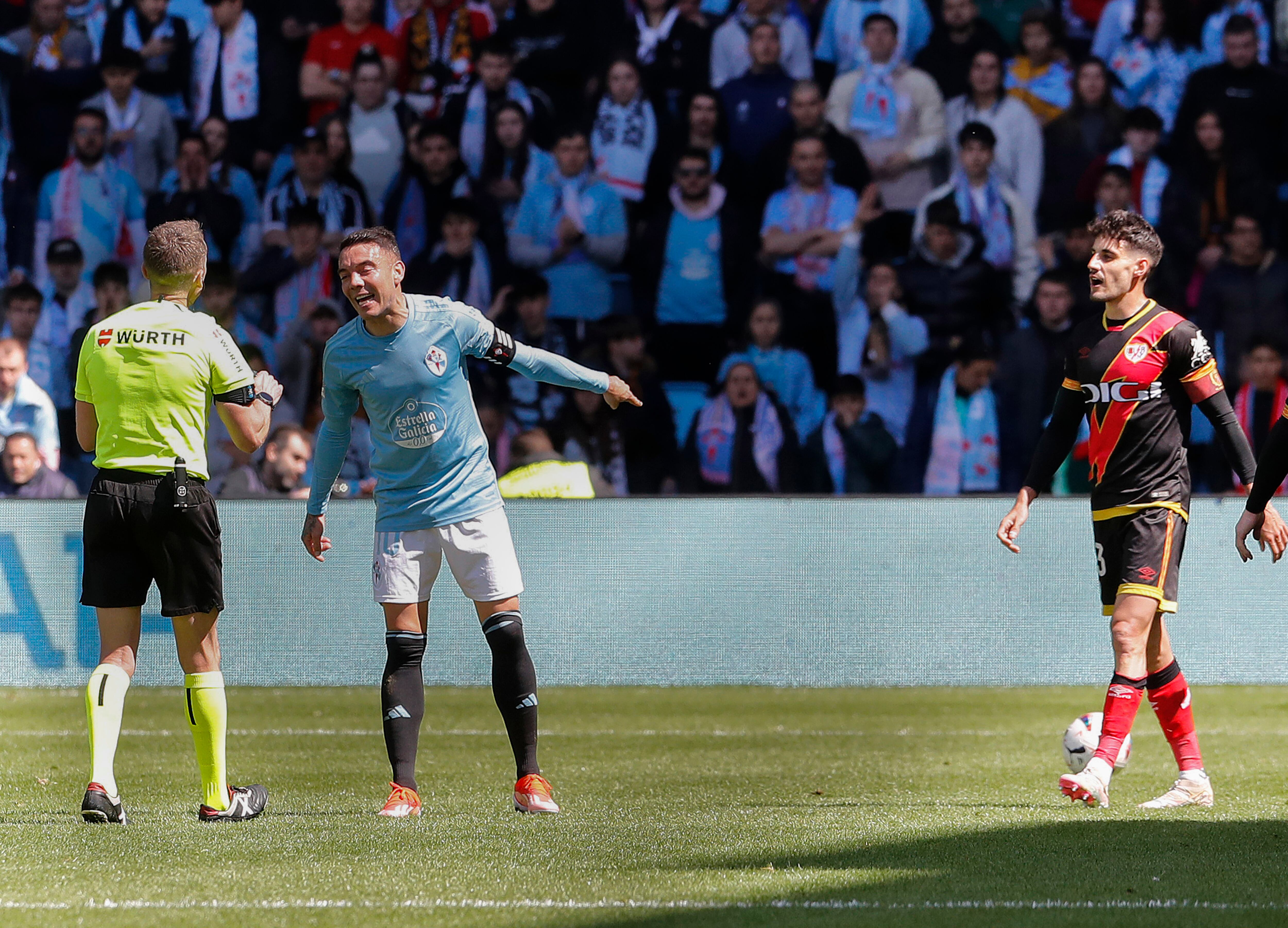 VIGO (PONTEVEDRA, 31/03/2024.-El delantero del Celta de Vigo Iago Aspas, y el centrocampista del Rayo Vallecano Óscar Valentín, durante el partido de la jornada 30 de LaLiga EA Sports celebrado en el estadio Balaídos de Vigo.- EFE/ Salvador Sas
