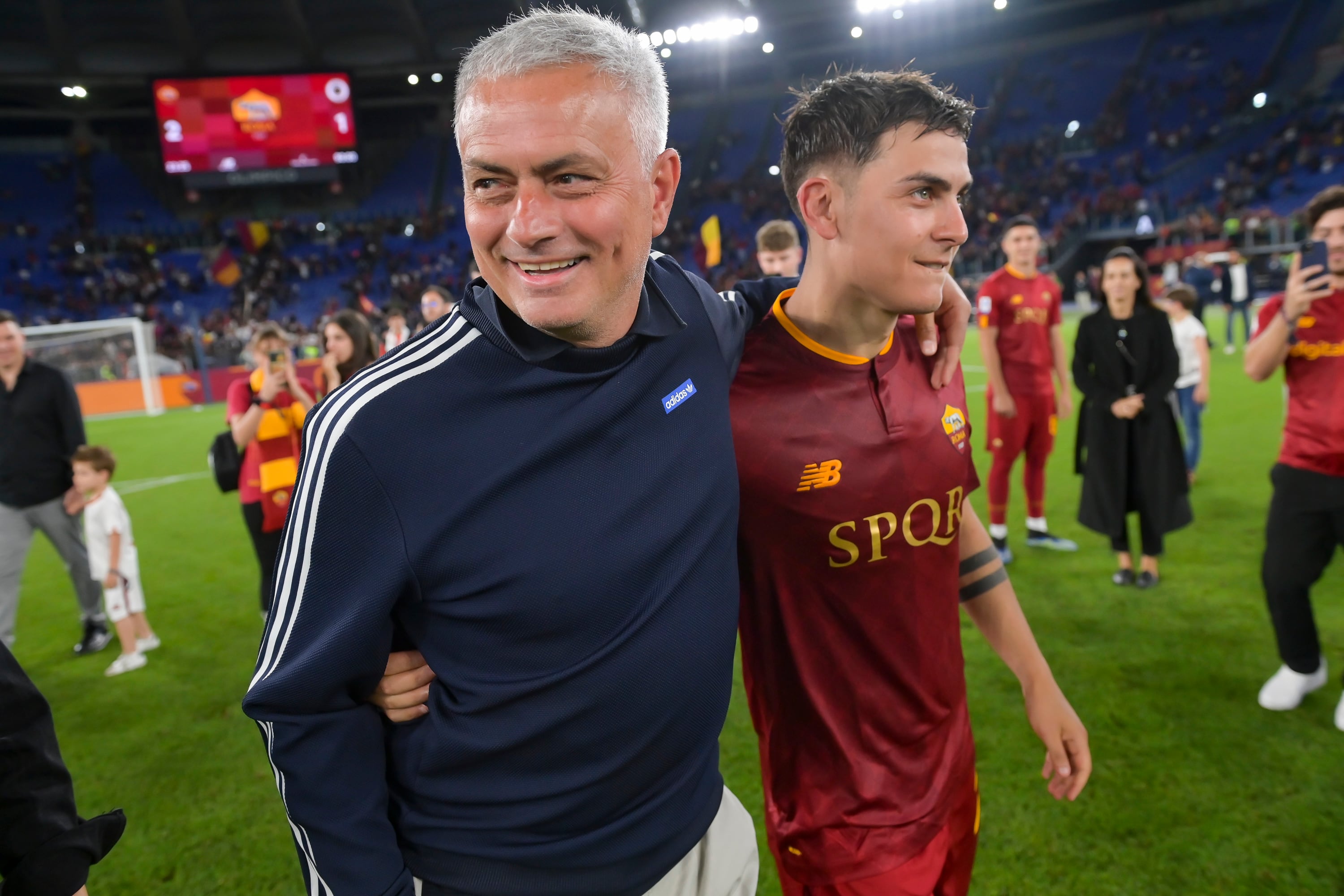 Paulo Dybala y José Mourinho se abrazan tras finalizar un patido de la Roma de Serie A. (Photo by Fabio Rossi/AS Roma via Getty Images)