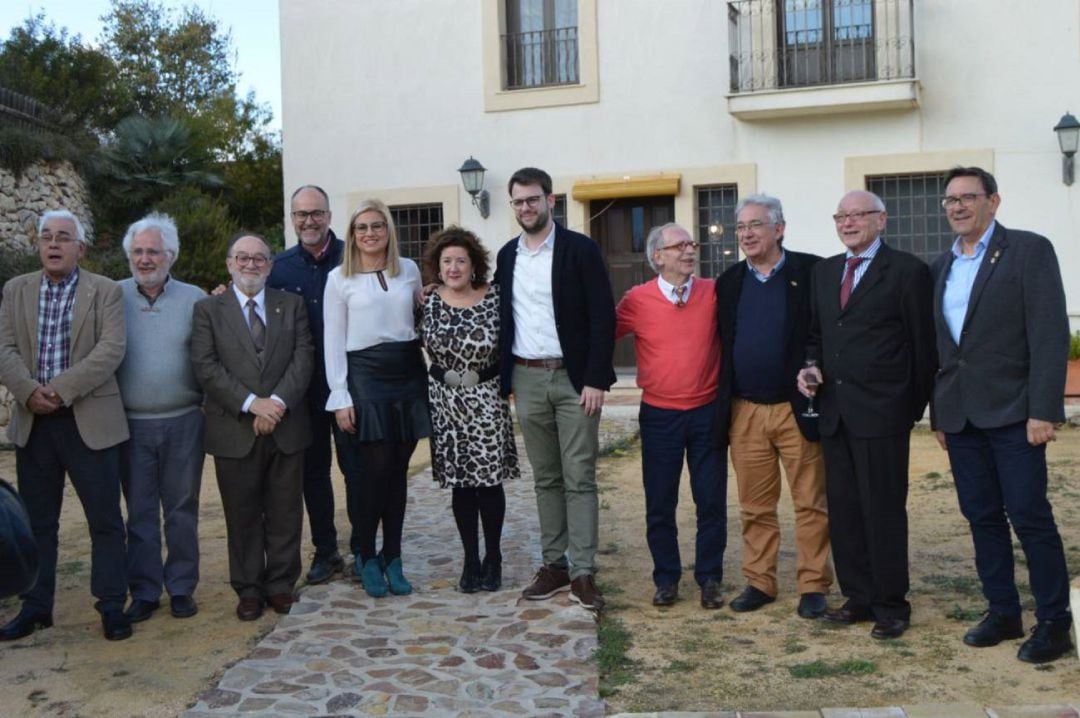 Mari Carmen Rico en el centro, junto a la alcaldesa y edil de Cultura de Petrer, en un encuentro de cronistas de la provincia 