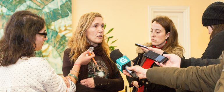 Eugenia Vieto, de Marea, atiende a los medios de comunicación