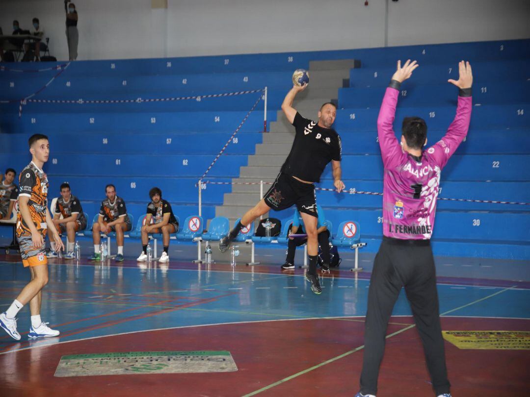 Luis Morín en pleno lanzamiento.