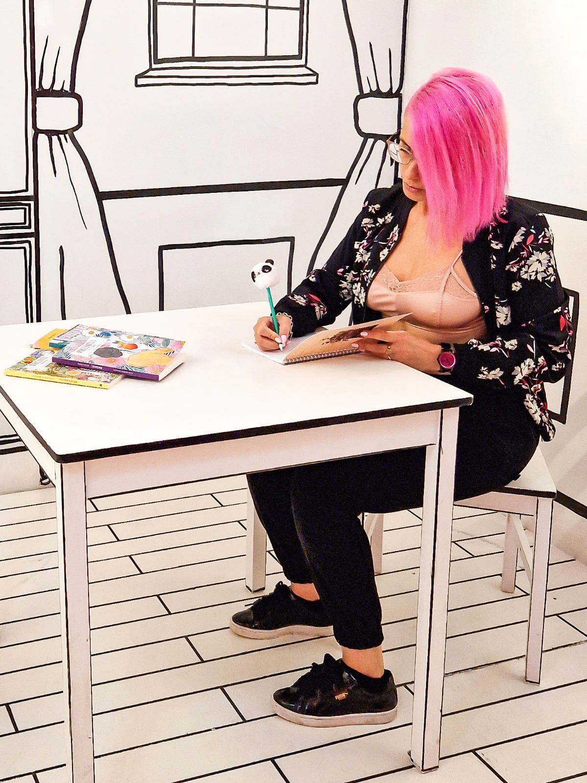 Alba García firmando uno de sus libros.