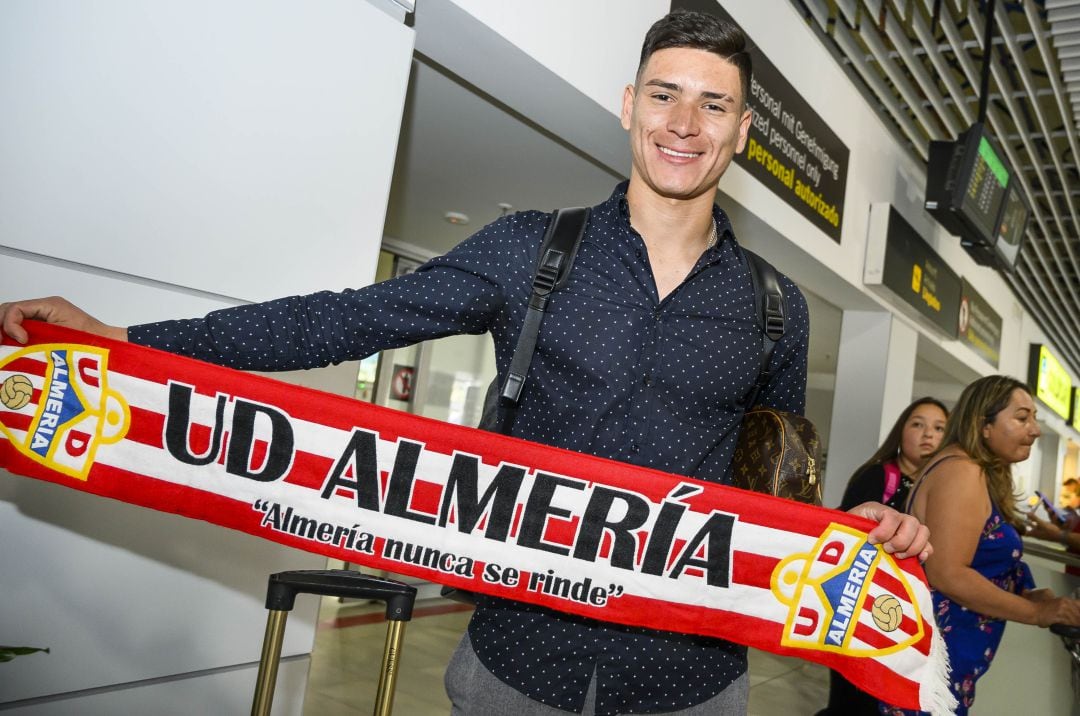 Darwín Núñez, en el aeropuerto de Almería. 