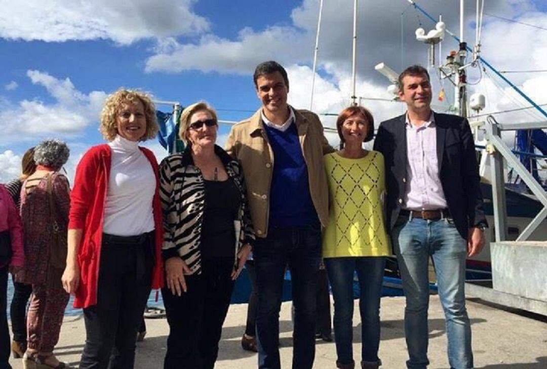 A la derecha, Puerto Gallego flanqueda por Sergio Abascal y Pedro Sánchez.