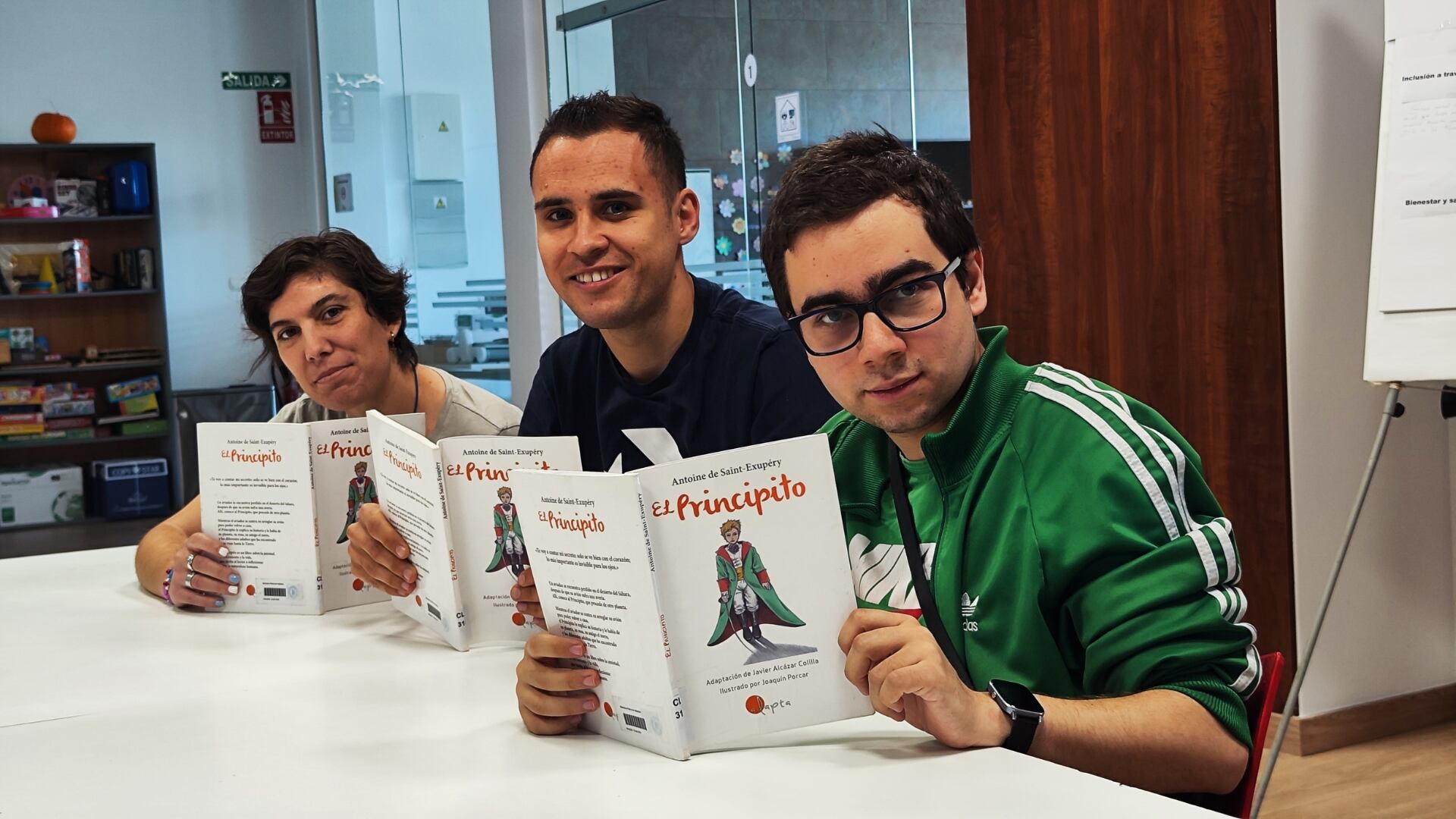 Elba, Sergio y Alberto practican la lectura de El Principito en Lectura Fácil