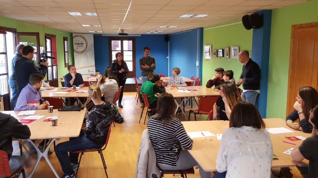 El décimo segundo debate abierto Segovia Viva se celebraba en la Casa Joven