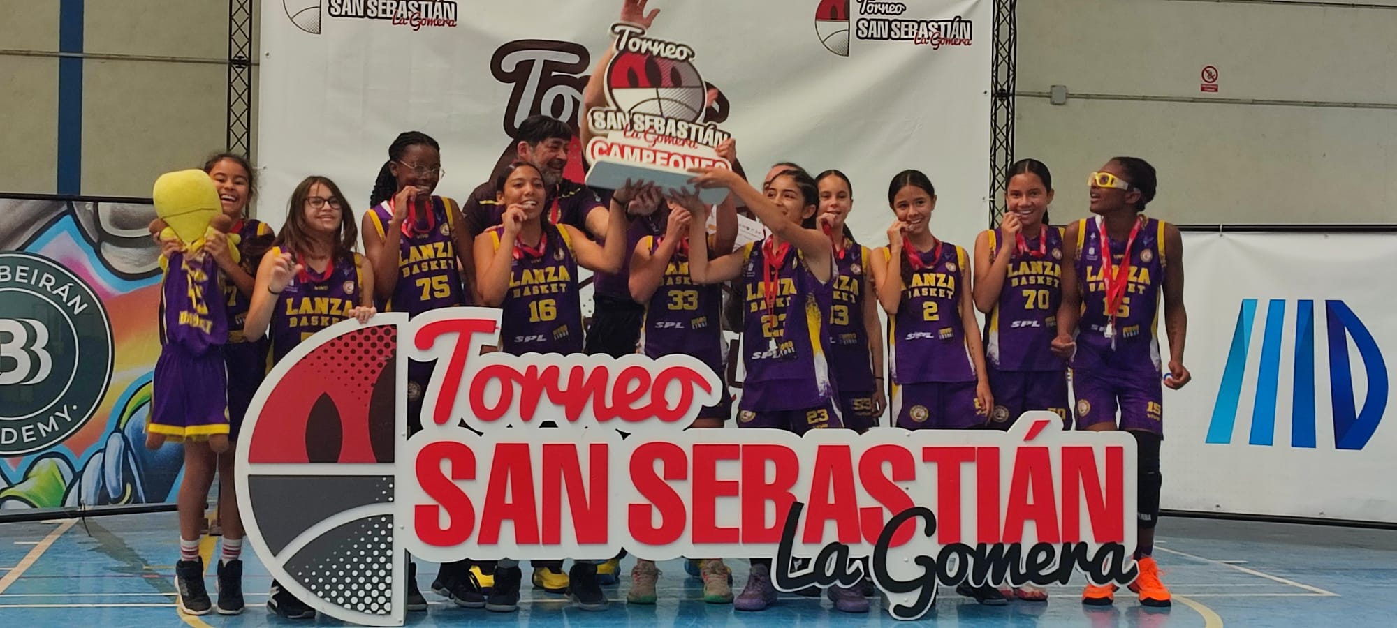 La Academia Lanzabasket Argana, tras ganar el Torneo ‘San Sebastián de La Gomera’.