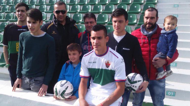 Cristaldo con aficionados del Elche C.F. el día de su presentación