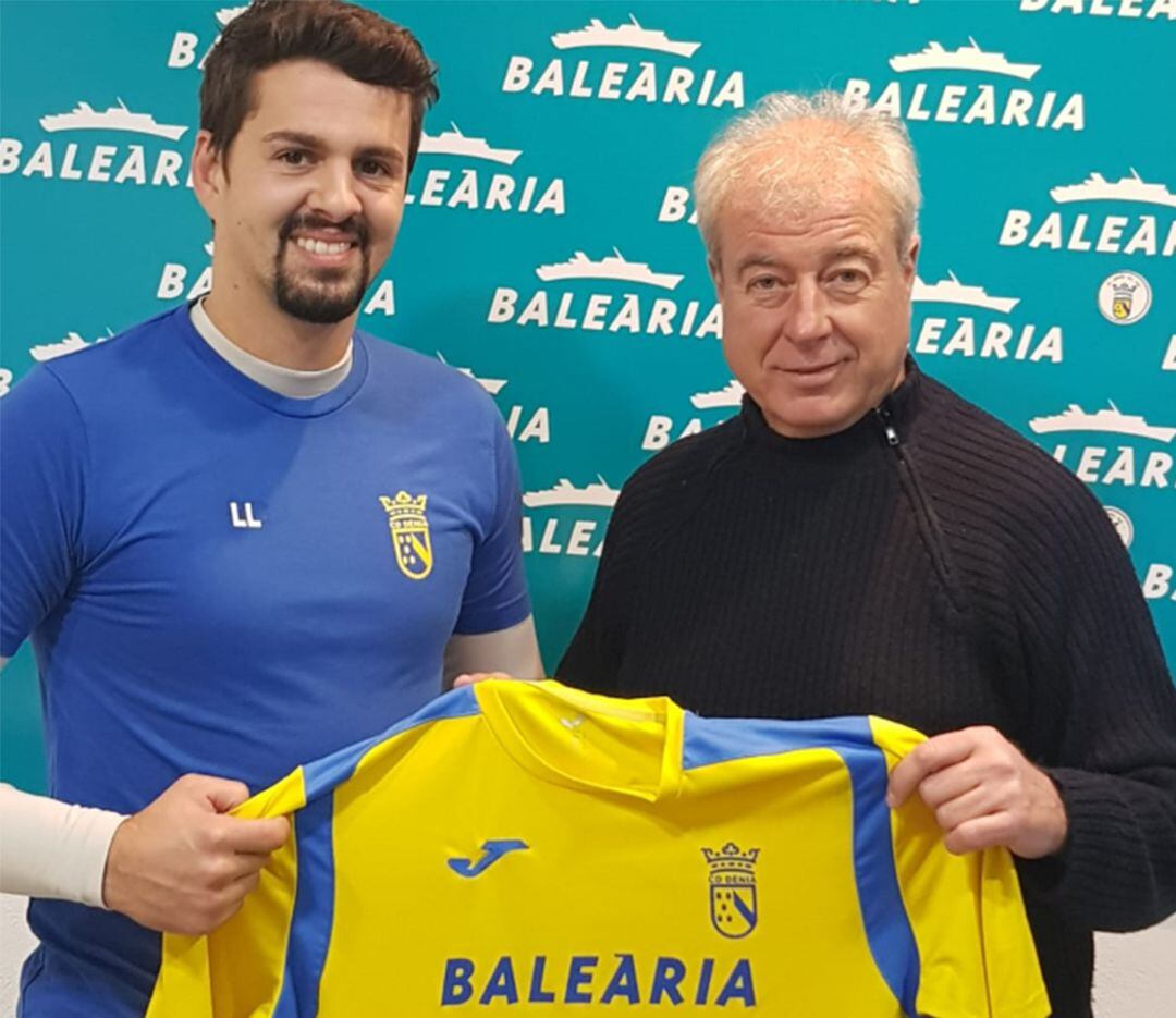 Lucas León junto al director deportivo del CD Dénia, Toni Lledó.