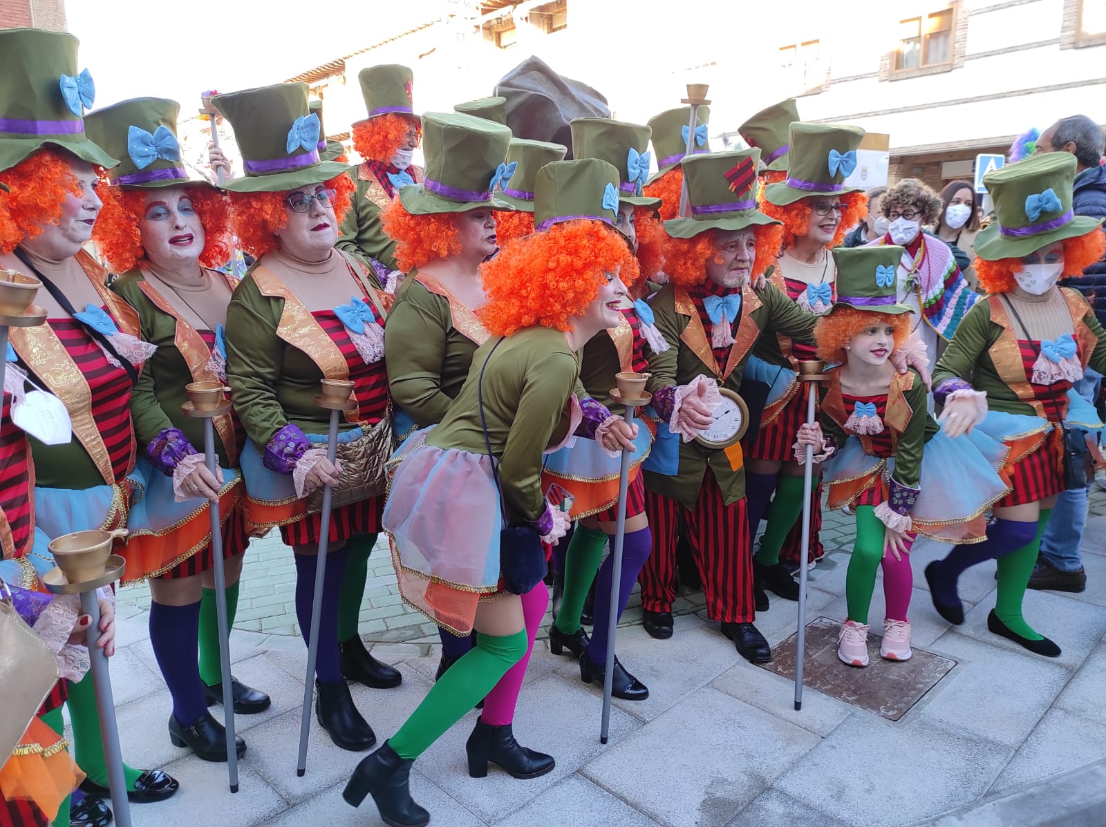 Máscaras posando junto al monumento al Carnaval churriego