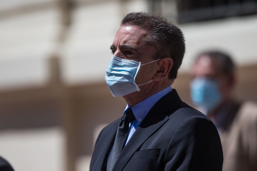 El delegado del Gobierno en Madrid, José Manuel Franco, guarda un minuto de silencio en la Calle de Miguel Ángel, en la entrada a la Sede de la Delegación del Gobierno en Madrid.