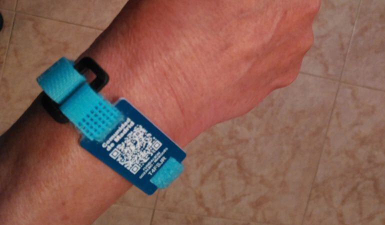 La pulsera de emergencia para enfermos con demencia o Alzhéimer ofrece seguridad tanto al usuario como a su familia gracias a su código QR identificativo y localizador