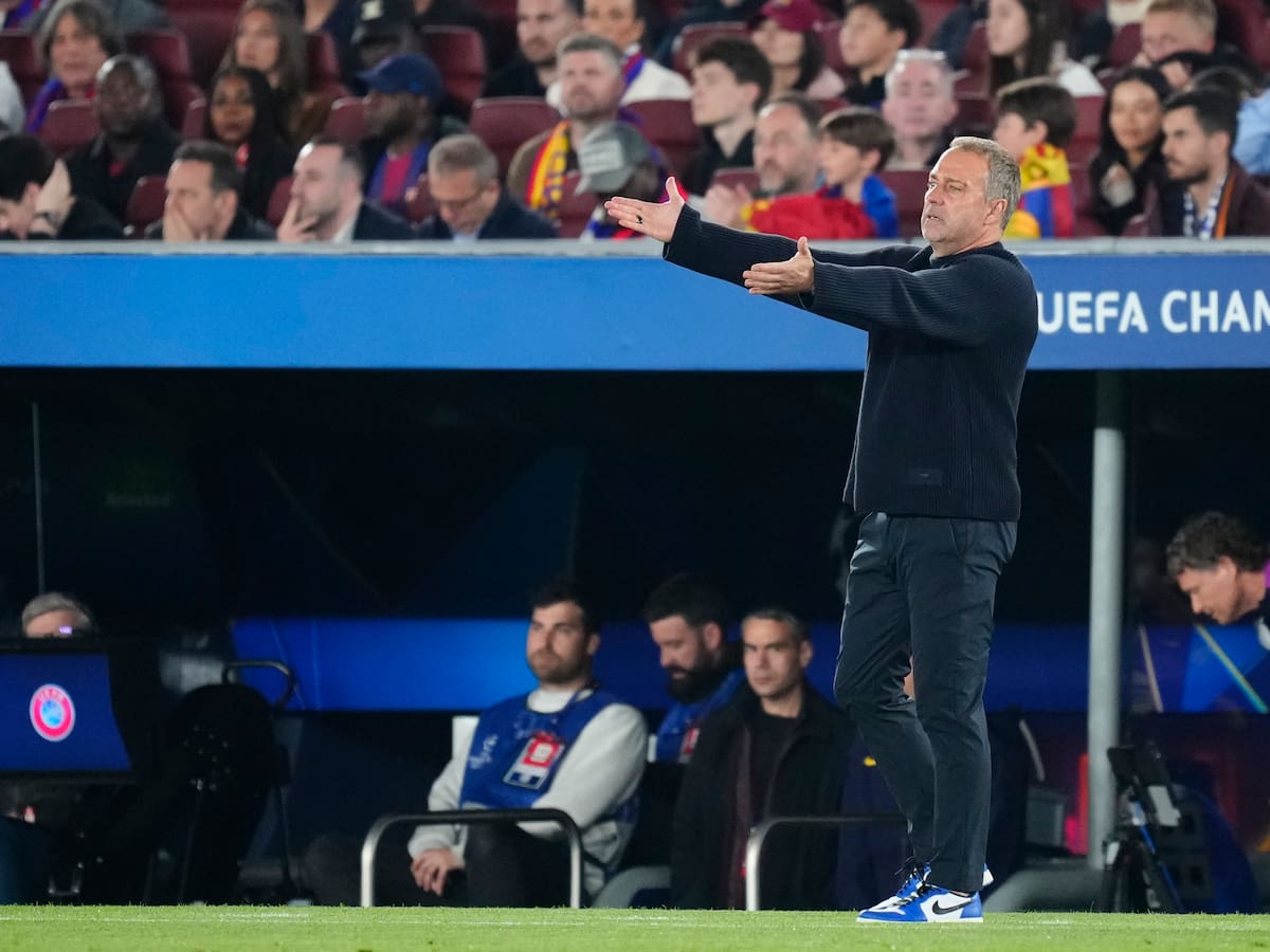 El missatge que va llançar Flick a la UEFA després de l'arbitratge del Barça-Atleti: "Per què no surt ell?"