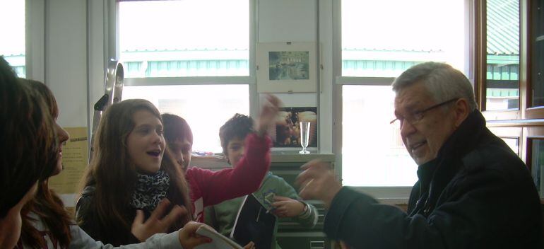 El escritor Xabier P Docampo en una charla con jóvenes